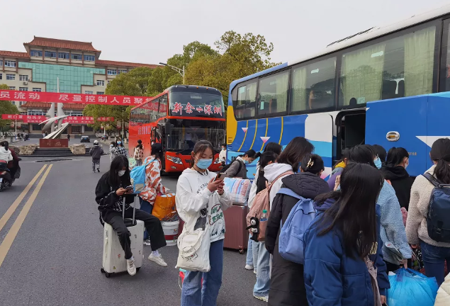 新余長運“點對點”直達(dá)包車 助力學(xué)生入企實習(xí)