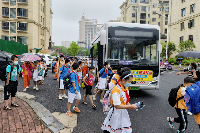 新余公交：開學(xué)季 校園直通車進(jìn)小區(qū)