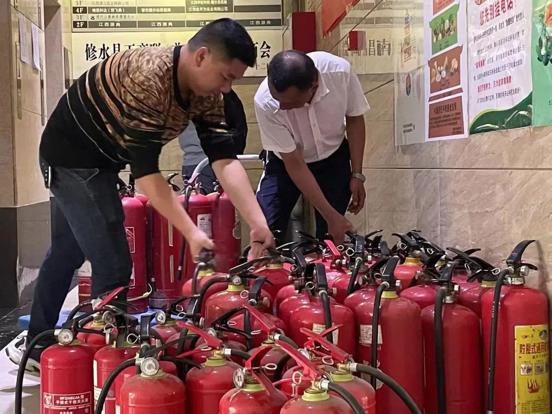 長運(yùn)物業(yè) 更換消防器材 把消防安全落到實處