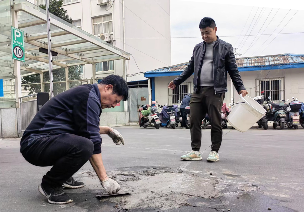 都市城際公交 修補破損路面 助力文明城市創(chuàng)建