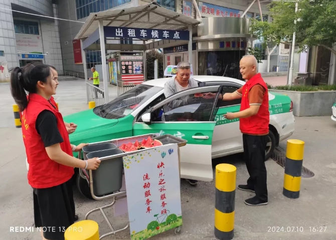 九江汽車(chē)站開(kāi)展“炎炎夏日送清涼 情系旅客暖人心”志愿活動(dòng)