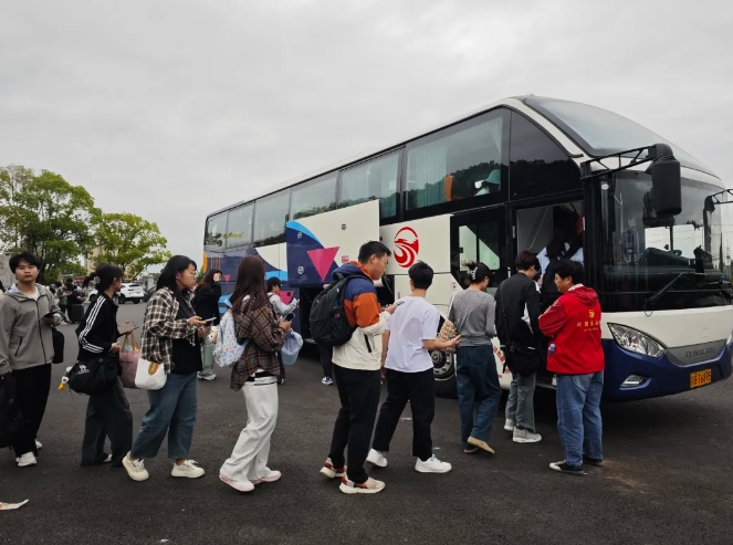 九江長運：永修公司校園直通車助力周末游